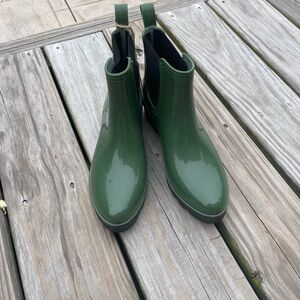 NWT Seven7 rain booties, size 9